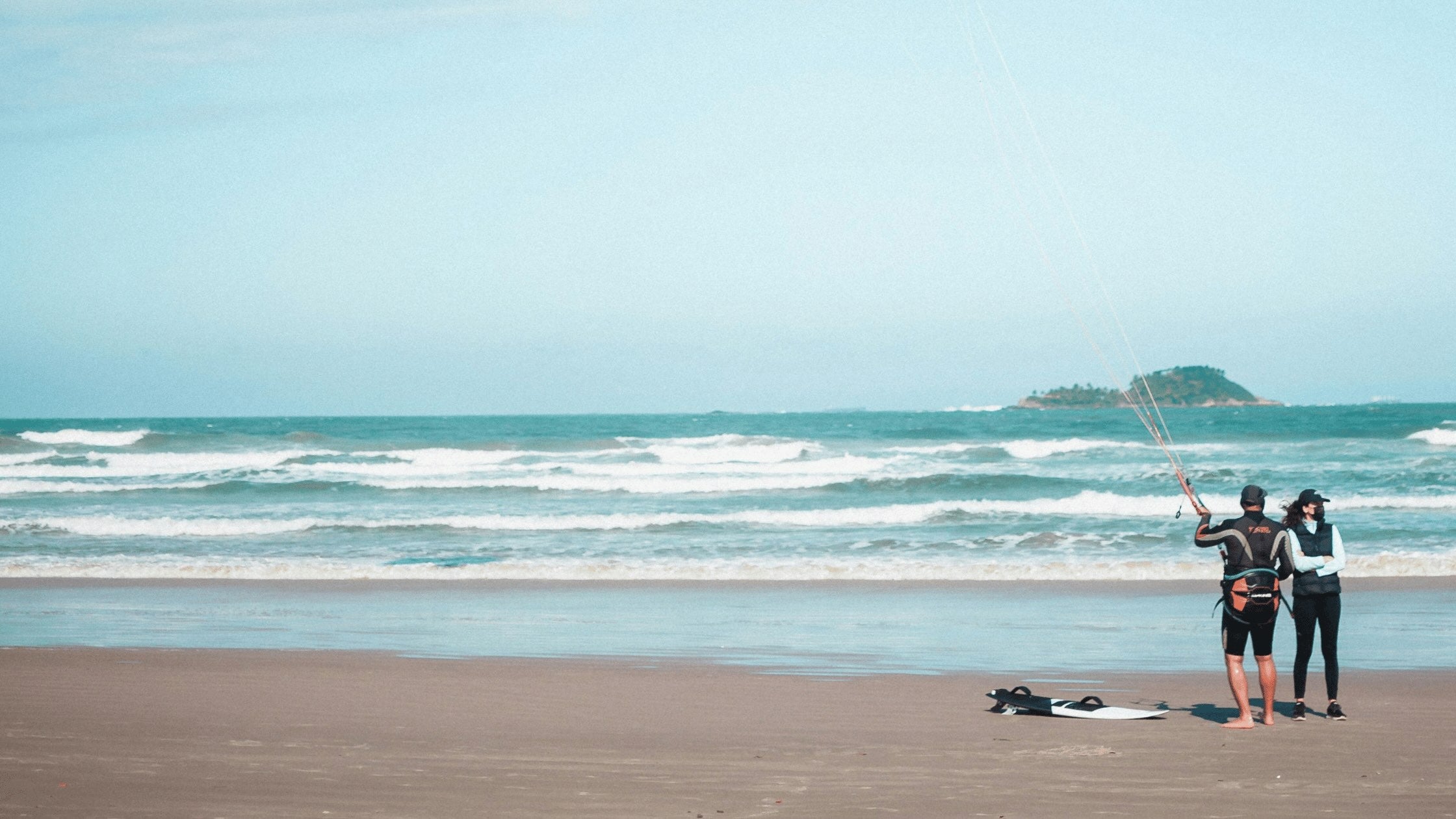 2 people on the beach, prepairing to kitesurf with BbTalkin