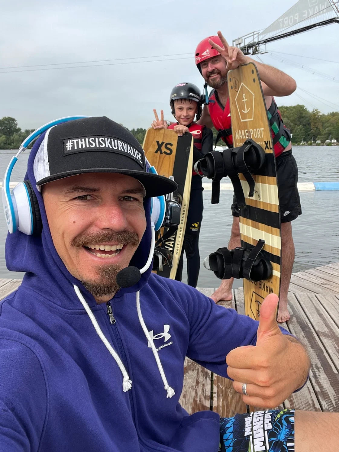 Instruktor používající hands-free komunikační systém BbTalkin během tréninku na vodě