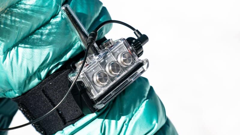 BbTalkin-Armband mit wasserdichtem Gegensprechsystem, angebracht an einer Person, die eine grüne Jacke trägt