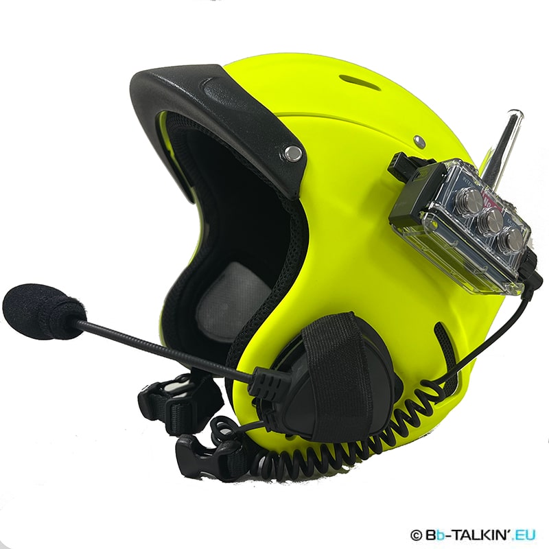 Soporte BbTalkin 3D acoplado a un casco de rescate WRS amarillo con micrófono boom y sistema de altavoces.
