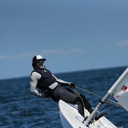 Marinero profesional que utiliza los auriculares BbTalkin para comunicarse en tiempo real con su entrenador en mar abierto.