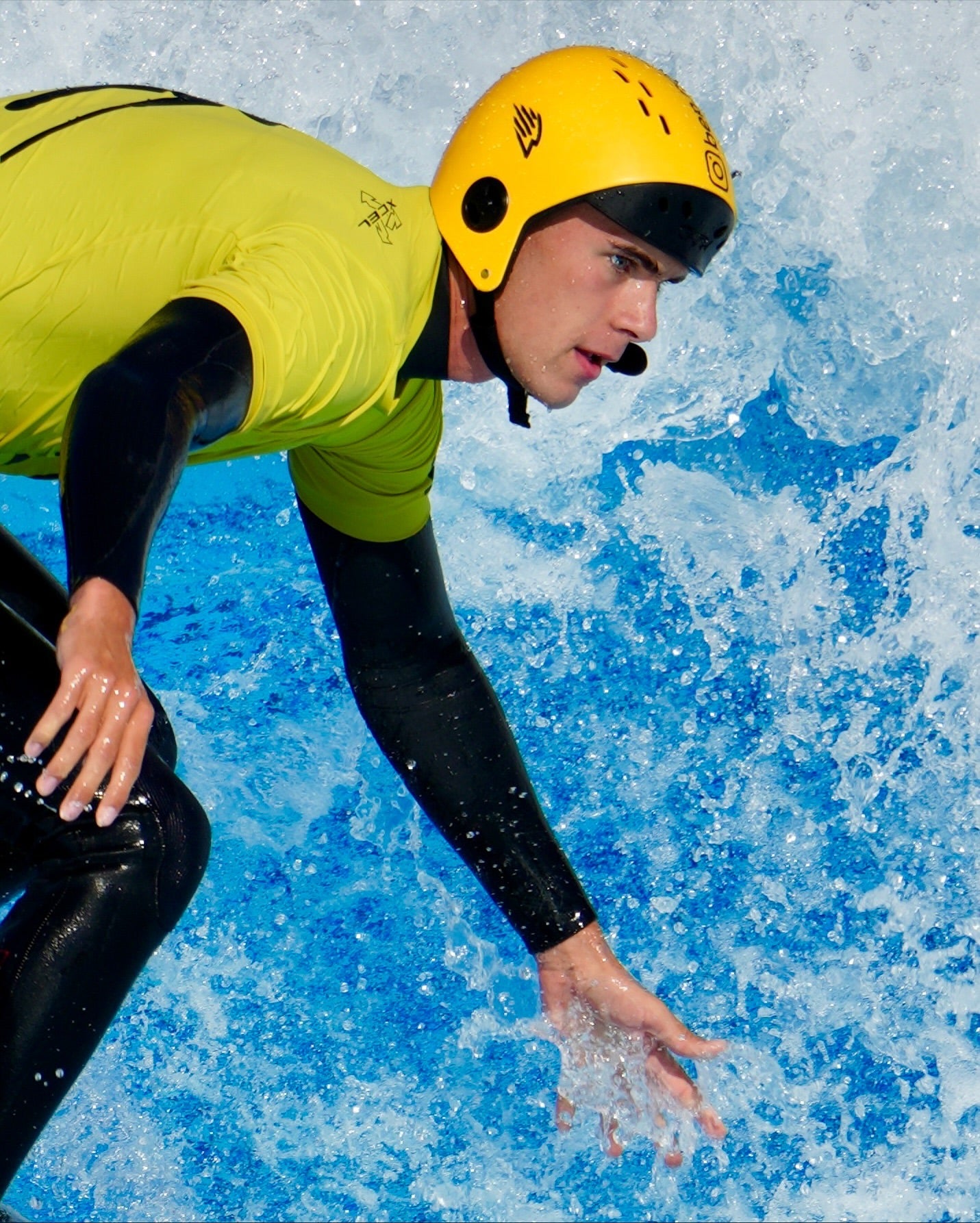 Surfista ciego surfeando una ola con la ayuda de su entrenador gracias al sistema de intercomunicación impermeable BbTalkin.