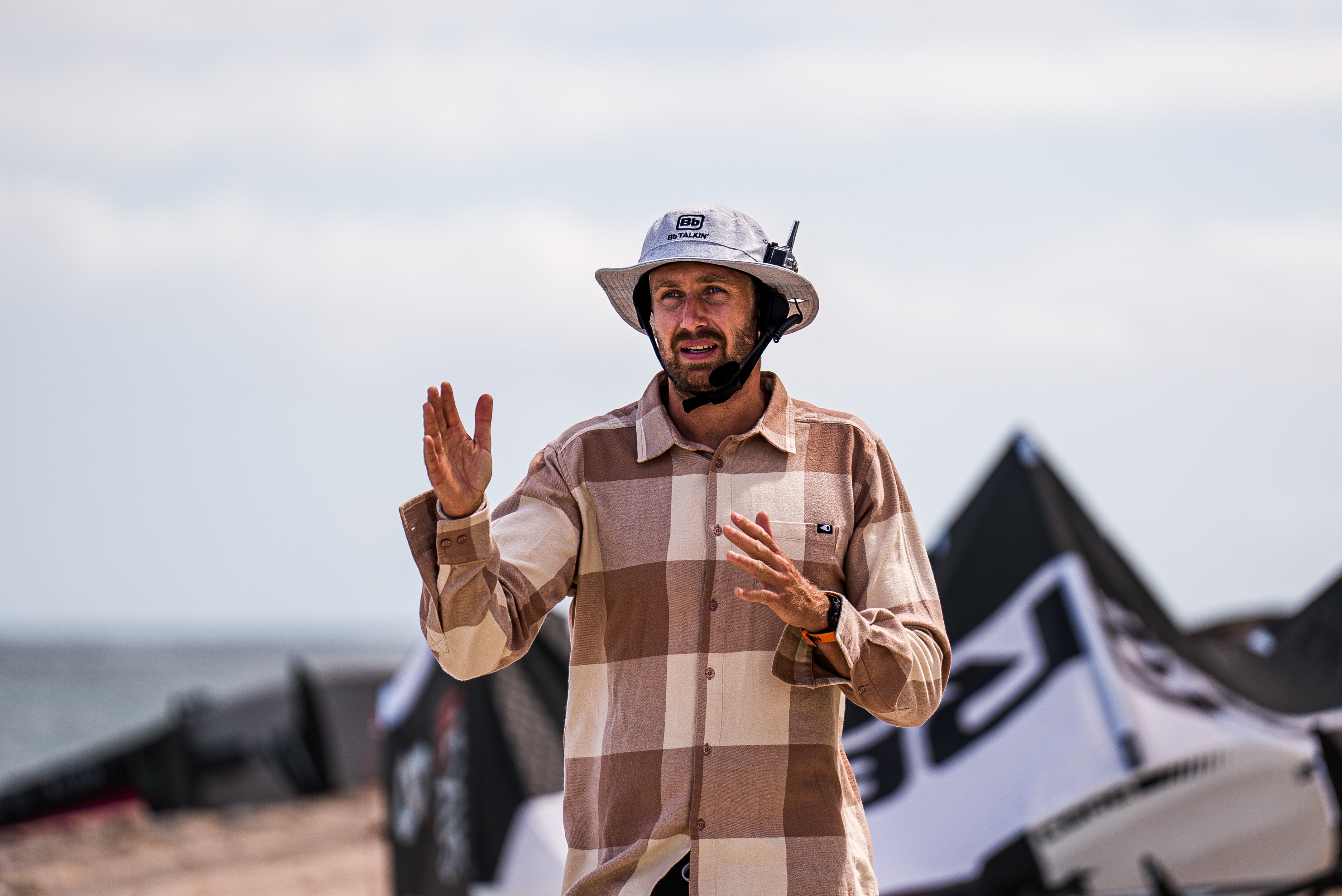 Ensemble de communication BbTalkin 3.0 pour 4 personnes : chapeau de surf + 3 casques mono avec micro intégré