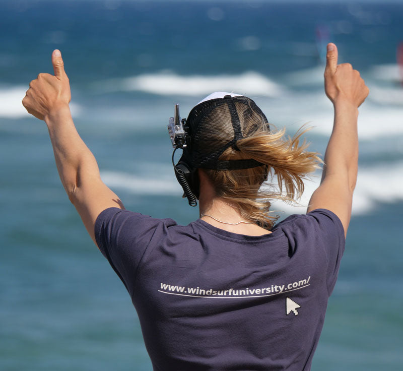 Moniteur de sports nautiques utilisant le casque BbTalkin 3.0 surf cap pour communiquer en mode mains libres sur l'eau.