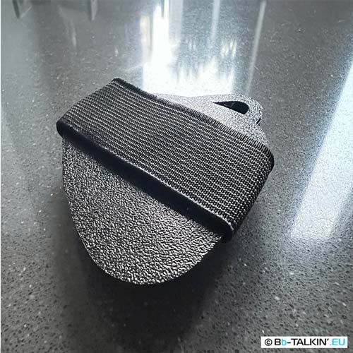 Vista ravvicinata del componente di montaggio BbTalkin 3D che mostra il design di precisione progettato per la compatibilità con il casco WRS.