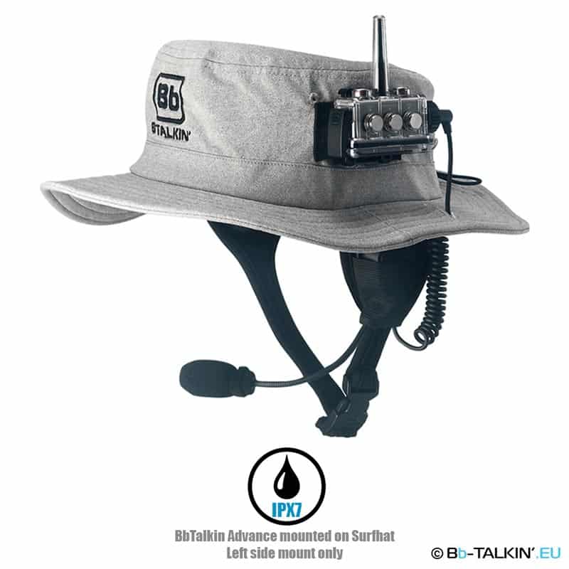 Cuffie BbTalkin Surf Hat - Configurazione completa che mostra il dispositivo intercomunicante impermeabile montato su un cappello da surf grigio con microfono ad asta.