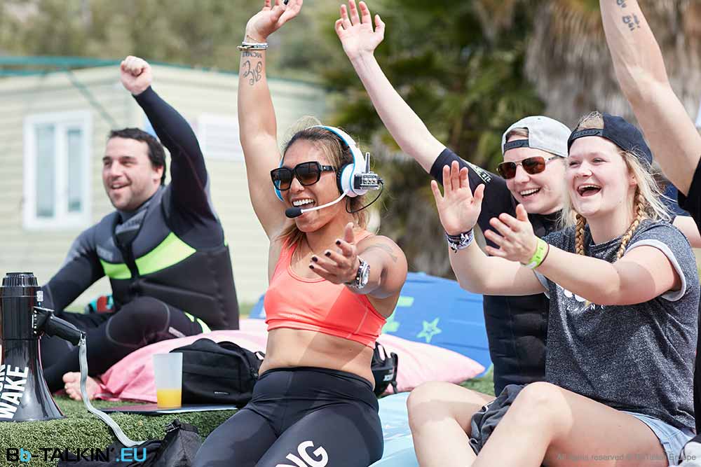 Gruppo di appassionati di sport acquatici che utilizzano le cuffie di comunicazione BbTalkin durante una sessione di allenamento