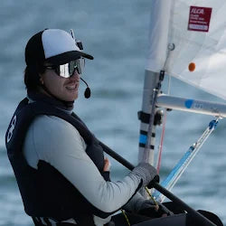 Velista olimpico che indossa l'interfono impermeabile BbTalkin durante un allenamento di vela ad alte prestazioni