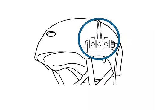 Illustrazione del supporto per casco BbTalkin posizionato su un casco per sport acquatici con custodia per interfono