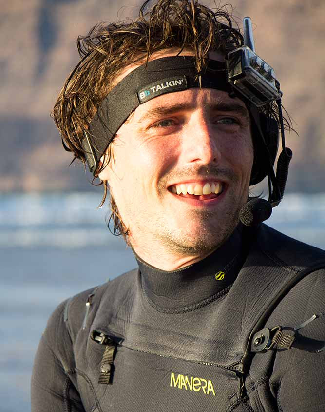 Instruktor sportów wodnych noszący zestaw słuchawkowy BbTalkin podczas sesji kitesurfingu