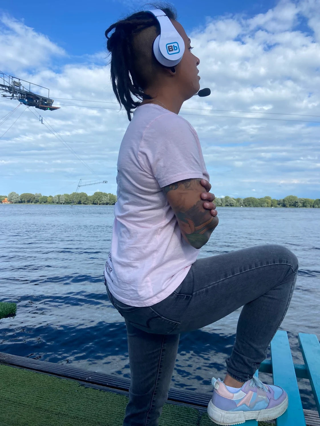 Trener wakeboardingu noszący wodoodporny zestaw słuchawkowy BbTalkin podczas udzielania instrukcji z brzegu