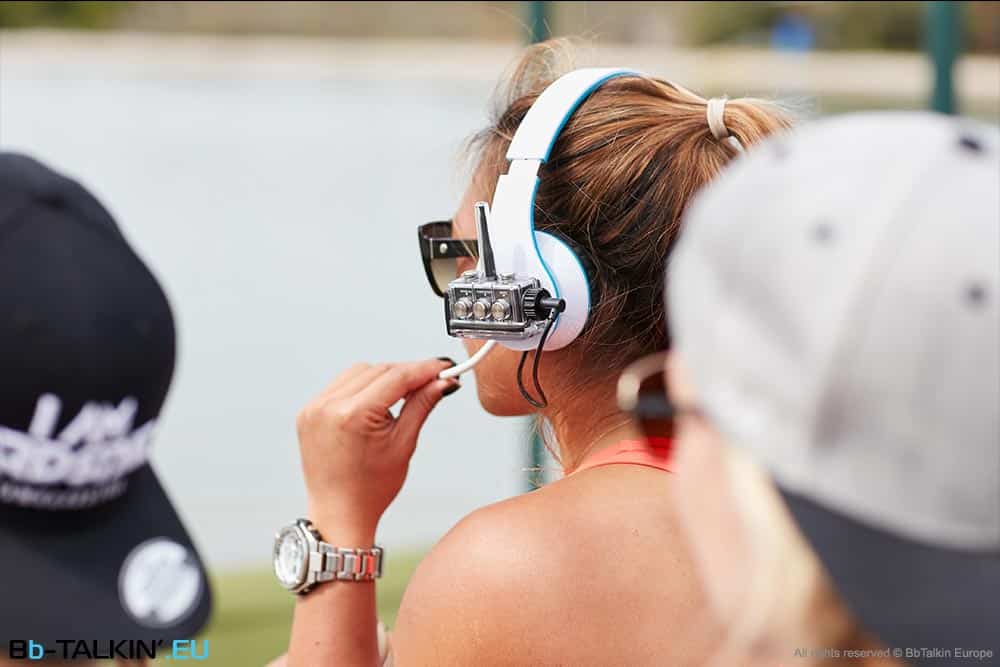 Mulher usando auscultadores estéreo BbTalkin com estojo impermeável para intercomunicador durante atividade de desporto aquático