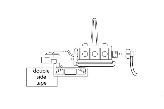 Diagrama de instalação do suporte para capacete BbTalkin mostrando o método de fixação com fita adesiva dupla-face