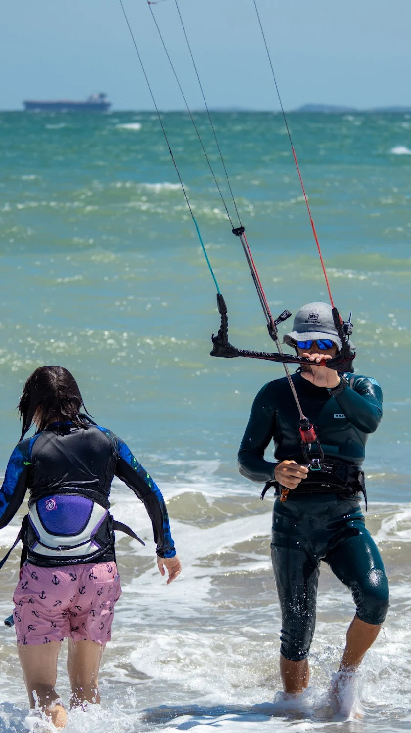 Sessão de treino de kitesurf utilizando o intercomunicador mãos-livres BbTalkin para segurança e instrução