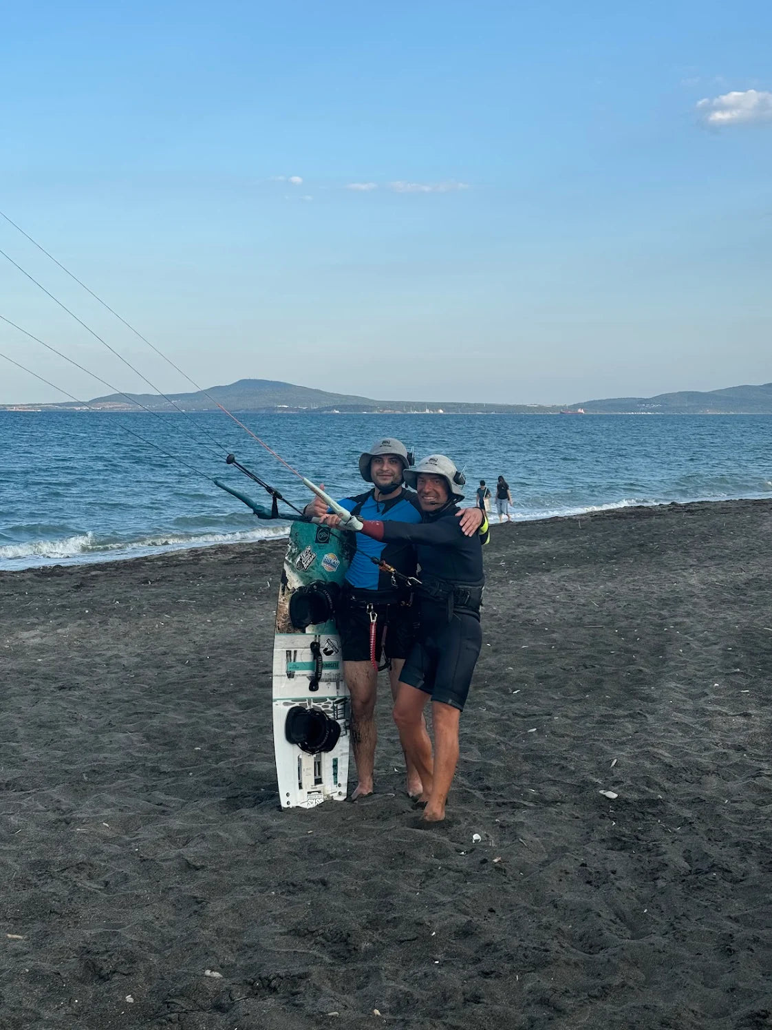 Treinadores de desportos aquáticos preparam aula de kitesurf com os auscultadores de comunicação BbTalkin